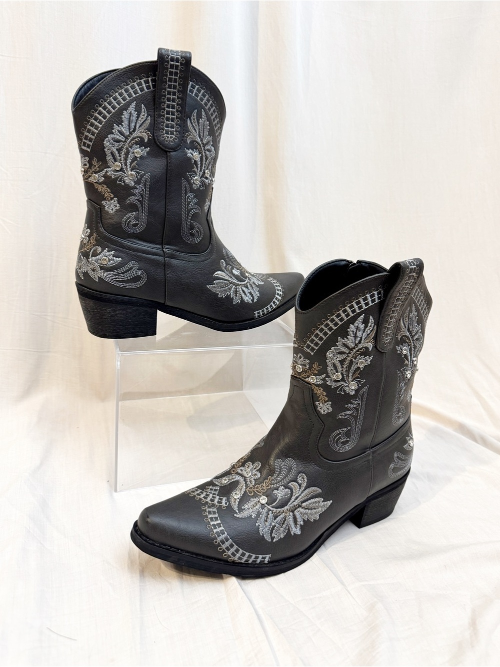 Women’s Charcoal Embroidered Rhinestone Western Cowboy Boots Size 9